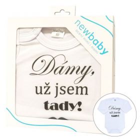Body s potiskem New Baby Dámy, už jsem tady! - dárkové balení Bílá | 50, 56 (0-3m), 62 (3-6m), 68 (4-6m), 74 (6-9m), 80 (9-12m), 86 (12-18m)