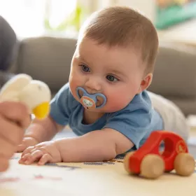 Šidítko NUK Happy Nights 6-18m 2ks/BOX kluk Modrá