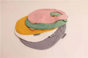 Mušelínový dětský bryndák New Baby mustard