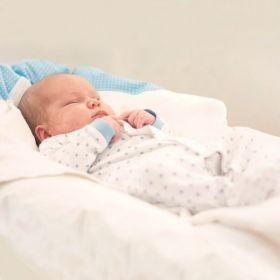 Povlak modrý s puntíky na zavinovačku Maxi Dráček Eva Kiedroňová
